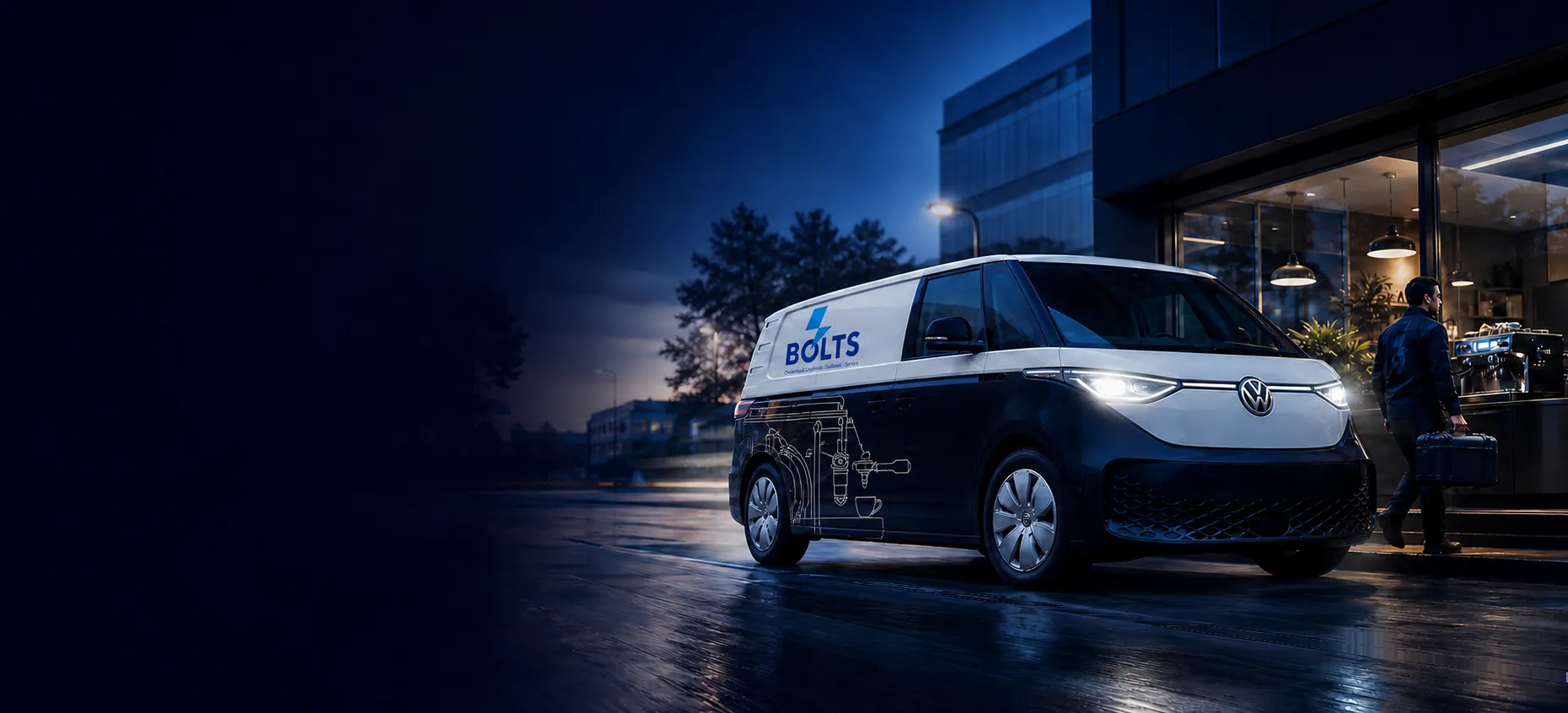 BOLTS servicebus, elektrische VW ID. Buzz, 's avonds aangekomen bij een espressobar